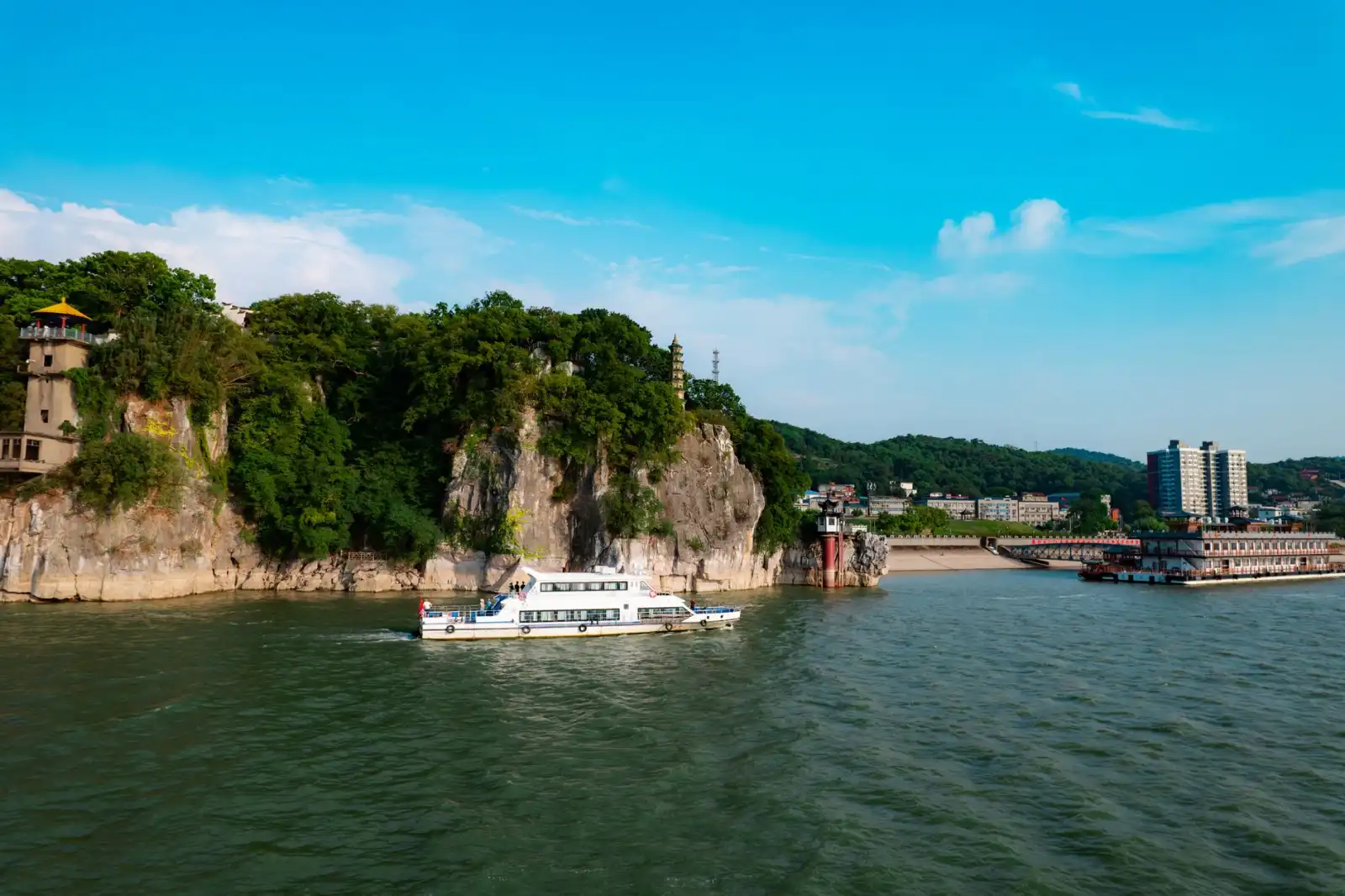 太阳能路灯与市电路灯的综合成本对比：重庆地区实际项目数据解读