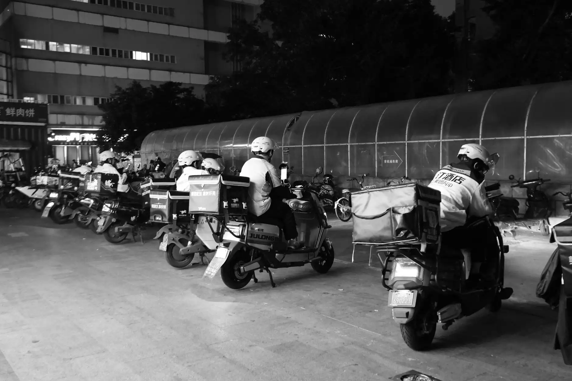 太阳能路灯与市电路灯对比：西南地区园林工程照明如何选择