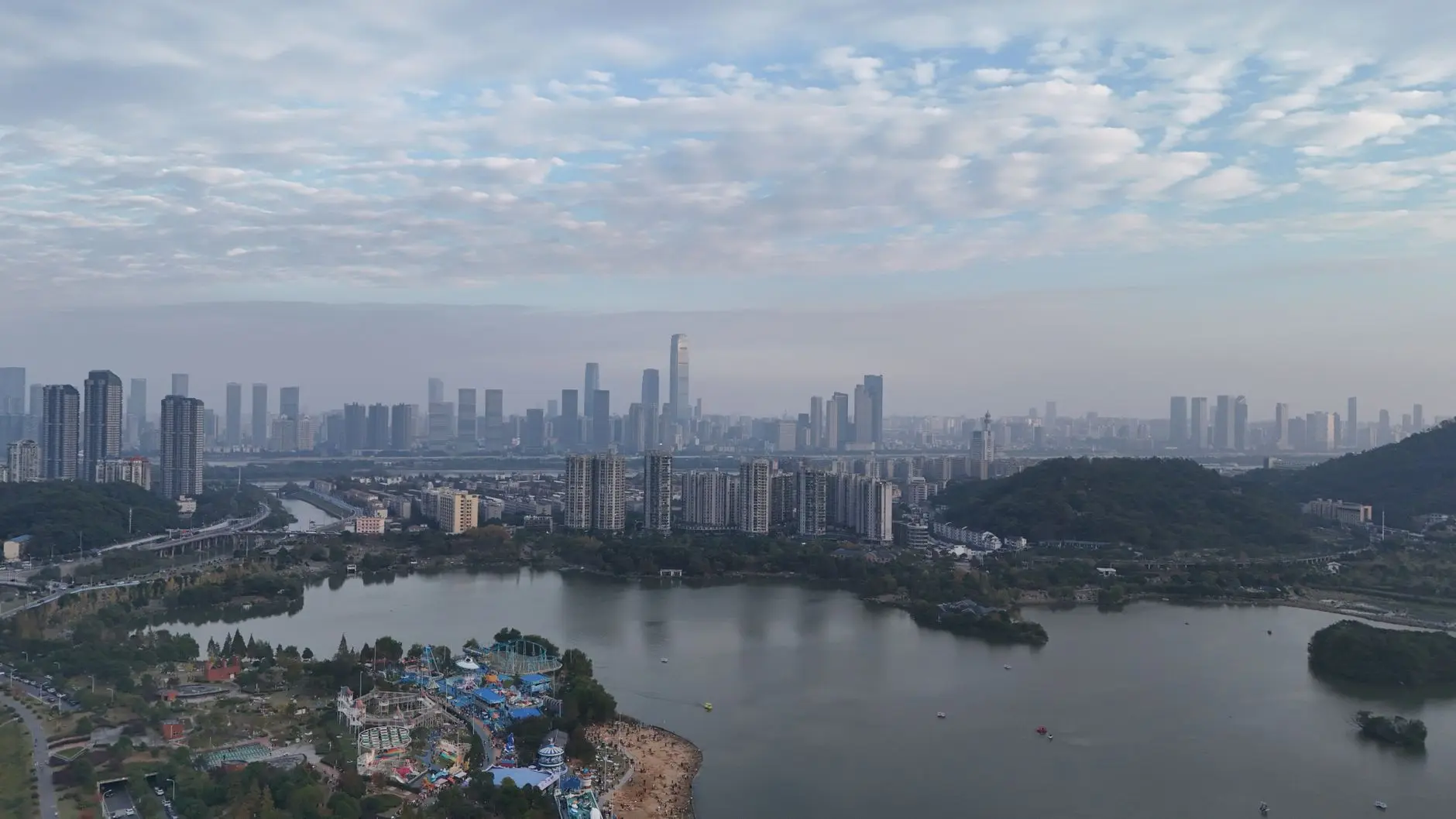 太阳能路灯与传统市电路灯在园林工程中的综合对比