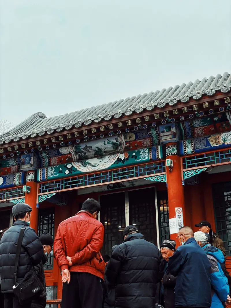 太阳能景观灯与普通市电灯照明效果与成本对比分析