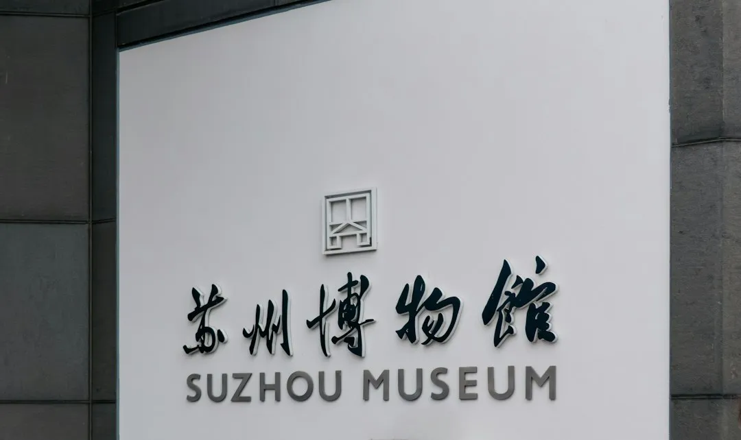 太阳能路灯与市电照明对比：庭院灯草坪灯在园林工程中的应用