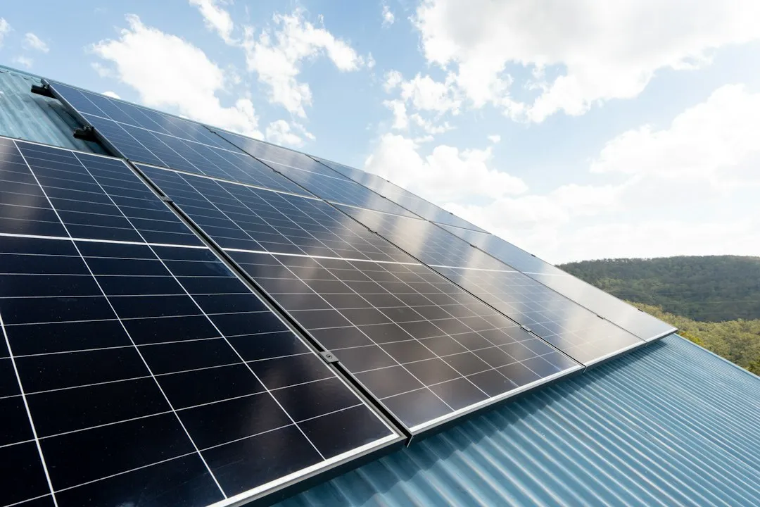 太阳能景观灯与普通市电灯照明效果与成本对比分析